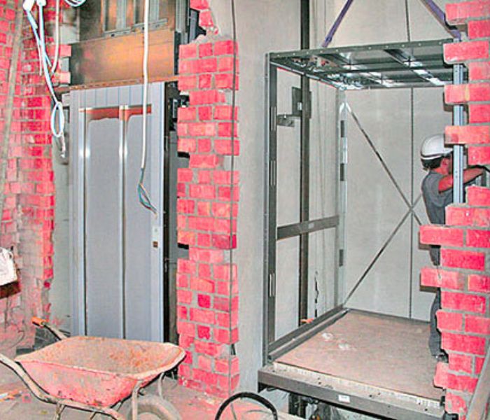 trabajo de instalacion de ascensor en obra nueva